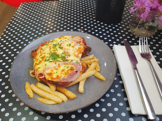 Vintage Hall Cafe - Hospitality and gastronomy