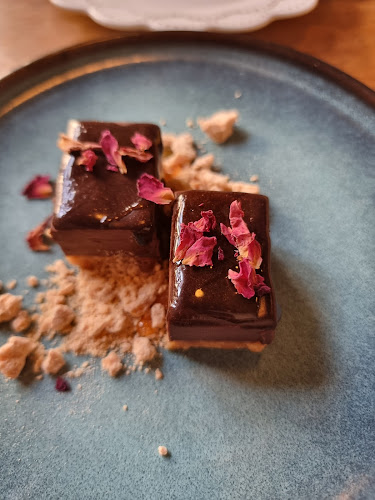 Lions And Tigers - Hospitality and gastronomy