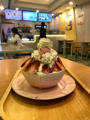 Shop 10/2 Elkhorn Ave, Surfers Paradise QLD 4217