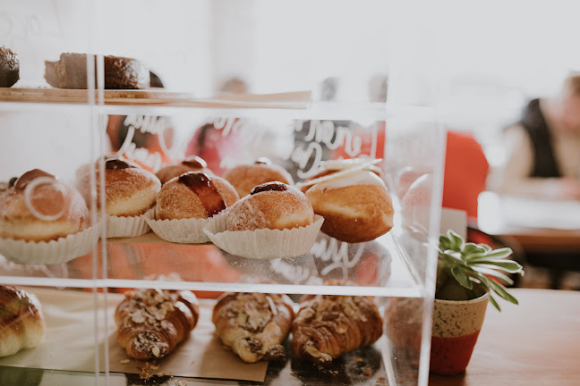 Opinii despre Tiny Cafe & Bookshop în Melbourne - Hospitality and gastronomy