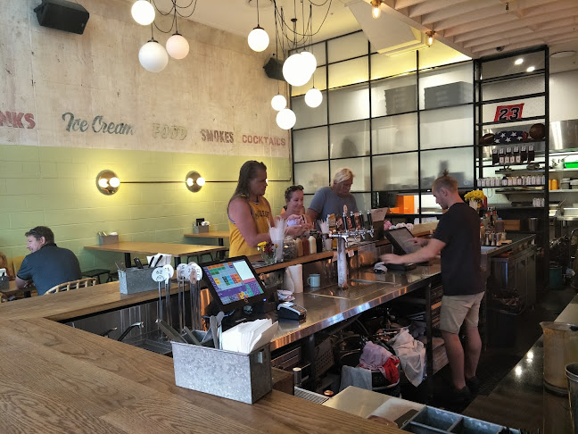 Comentarii opinii despre His Boy Elroy