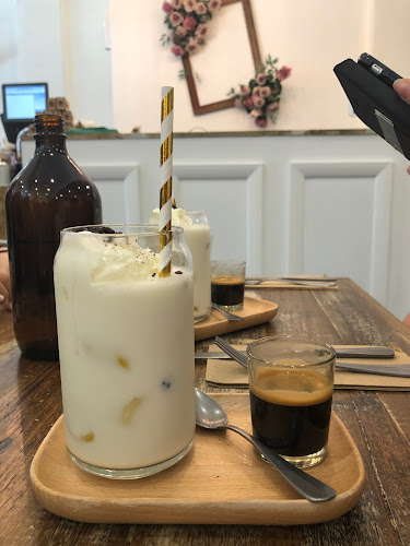 Comentarii opinii despre FLOVIE FLORIST CAFE