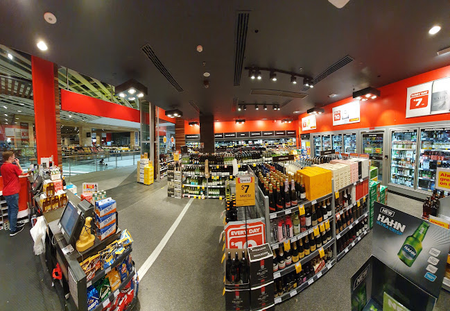 32 Hooker Blvd, Broadbeach QLD 4218