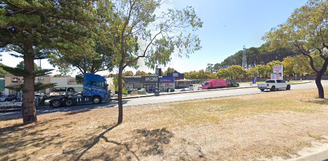 Deebo Burgers & Beer Bar - Hospitality and gastronomy